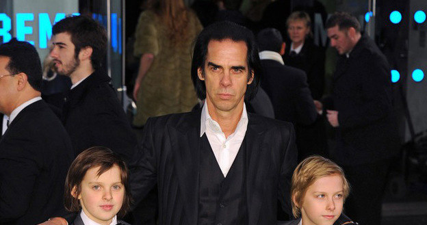 Nick Cave przeżywa śmierć swojego syna, Arthura (po lewej) /East News