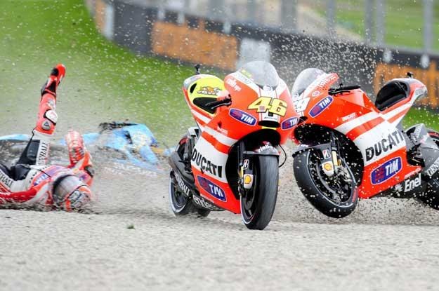Nick Hayden  podczas  wyścigu MotoGP  w Walencji /AFP