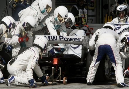 Nick Heidfeld i ekipa teamu BMW Sauber. /AFP