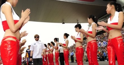 Nick Heidfeld i jego chińskie fanki. Ciekawe czy wiedzą, że zdobył już 200 pkt? /AFP