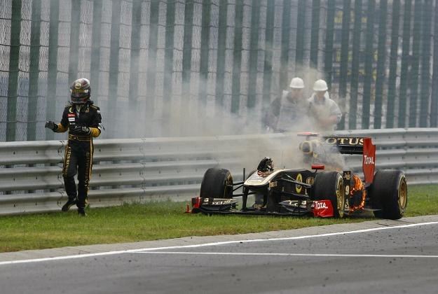 Nick Heidfeld i jego płonący bolid podczas Grand Prix Węgier. /AFP