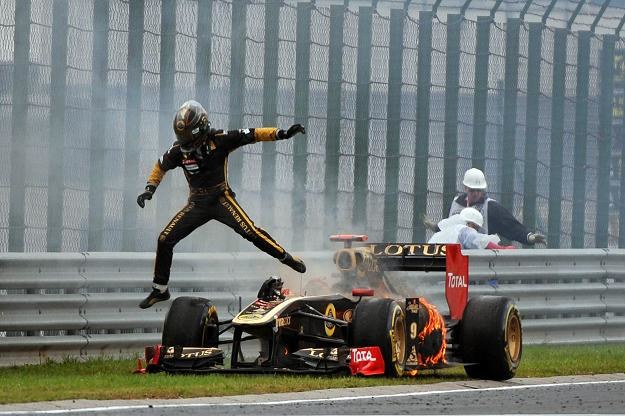 Nick Heidfeld (Lotus Renault) ucieka z płonącego bolidu /AFP