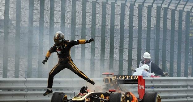 Nick Heidfeld (Lotus Renault) ucieka z płonącego bolidu /AFP