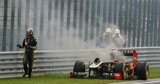 Nick Heidfeld obok swojego bolidu /AFP