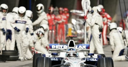 Nick Heidfeld sprawdzał w poniedziałek jak sprawuje się bolid BMW Sauber /AFP