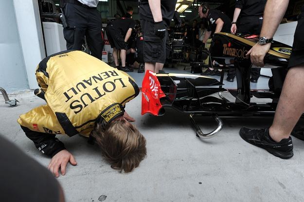 Nick Heidfeld szuka przyczyny awarii w bolidzie Lotus-Renault /AFP