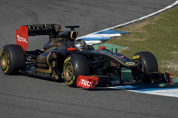 Nick Heidfeld w bolidzie Lotusie-Renault na torze w Jerez /AFP