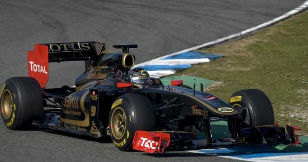 Nick Heidfeld w bolidzie Lotusie-Renault na torze w Jerez /AFP