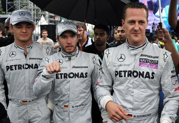 Nick Heidfeld (w środku) nie jest już kierowcą Mercedes GP /AFP