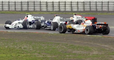 Nick Heidfeld wypchnął Roberta Kubicę poza tor /AFP