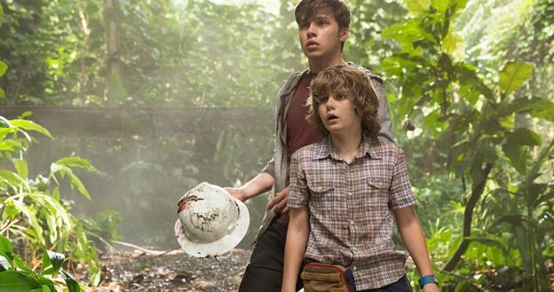 Nick Robinson i Ty Simpkins w scenie z "Jurrasic World" /materiały dystrybutora