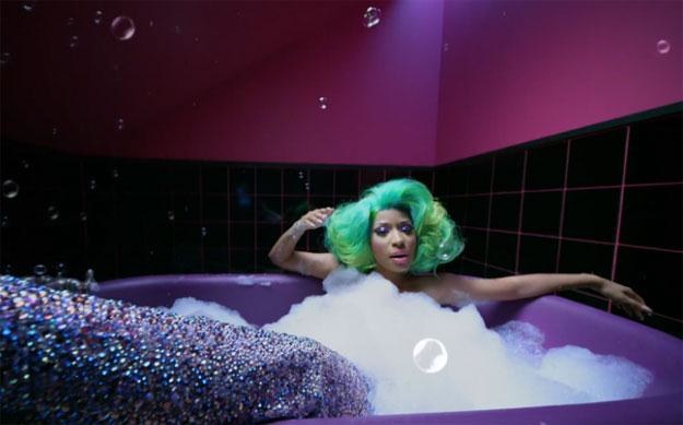 Nicki Minaj czeka, aż ktoś umyje jej plecy /