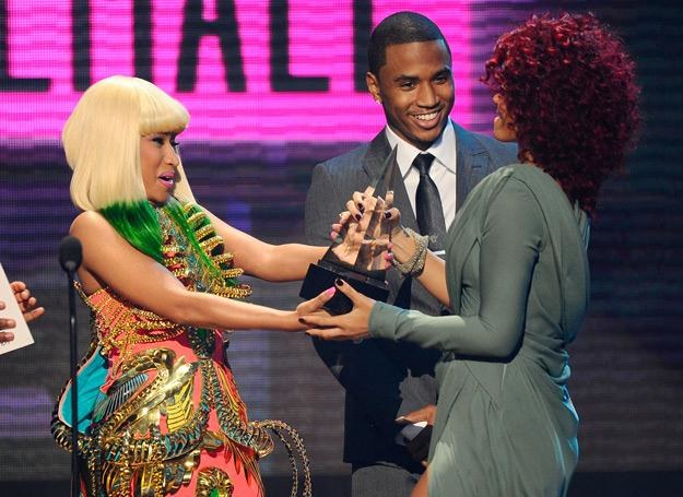 Nicki Minaj i Rihanna na gali AMA 2010 (z tyłu Trey Songz) - fot. Kevork Djansezian /Getty Images/Flash Press Media