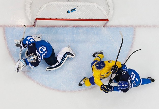 Nicklas Backstrom (w środku) /LARRY W. SMITH /PAP/EPA