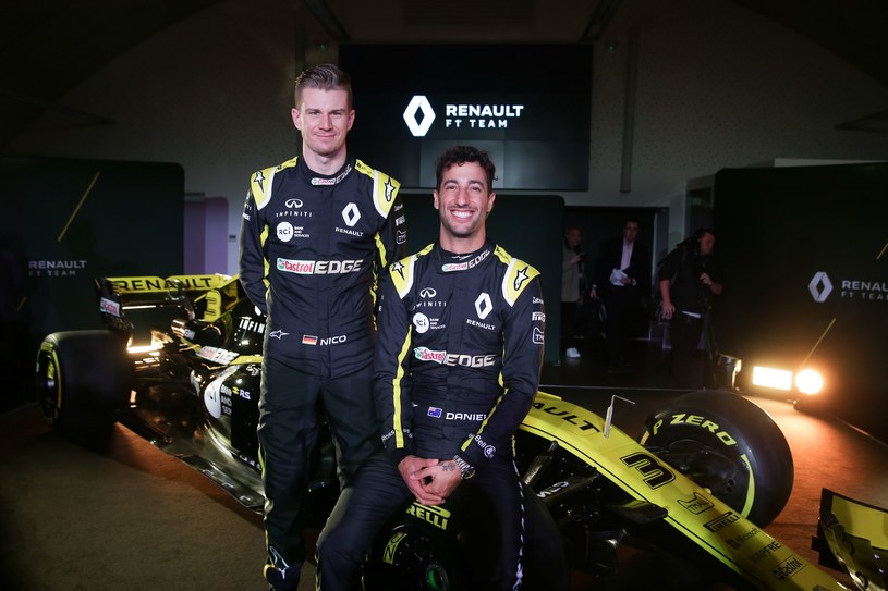 Nico Huelkenberg i Daniel Ricciardo na tle samochodu /AFP