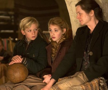 Nico Liersch, Sophie Nélisse i Emily Watson w scenie z filmu "Złodziejka książek"