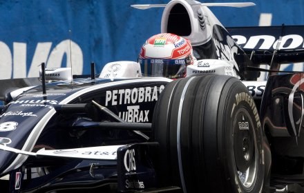Nico Rosberg chce wreszcie dostać szybki bolid /AFP