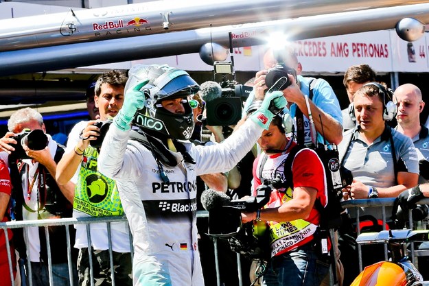 Nico Rosberg cieszy się z pole position /SRDJAN SUKI /PAP/EPA