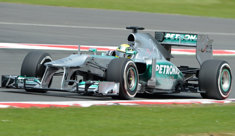 Nico Rosberg jedzie po zwycięstwo na torze Silverstone /AFP