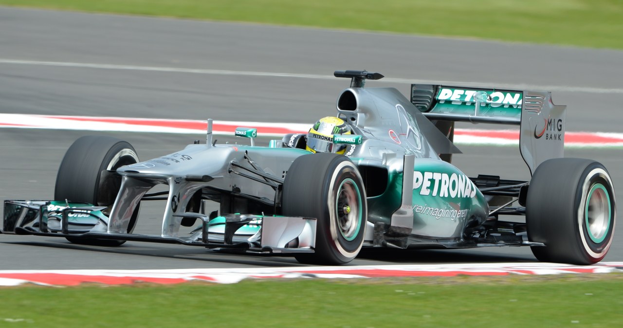 Nico Rosberg jedzie po zwycięstwo na torze Silverstone /AFP