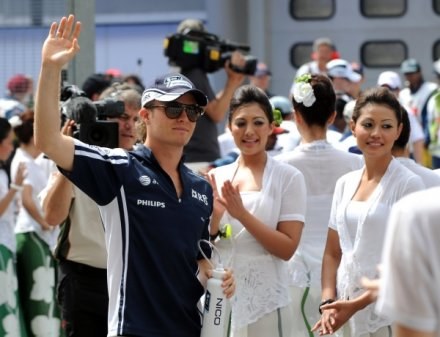 Nico Rosberg nie chce wyglądać jak wychudzony szkielet. Jest za zmianą przepisów dotyczących wagi. /AFP