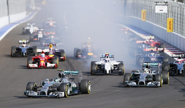 Nico Rosberg (po lewej) i Lewis Hamilton (po prawej) podczas wyścigu na torze w Soczi /YURI KOCHETKOV /PAP/EPA