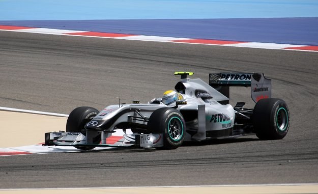 Nico Rosberg podczas drugiej sesji treningowej przed GP Bahrajnu /AFP