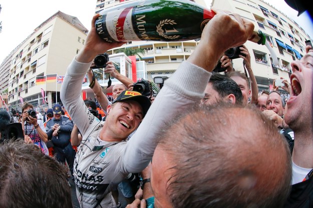 Nico Rosberg świętuje wraz z członkami swojego teamu /VALDRIN XHEMAJ    /PAP/EPA