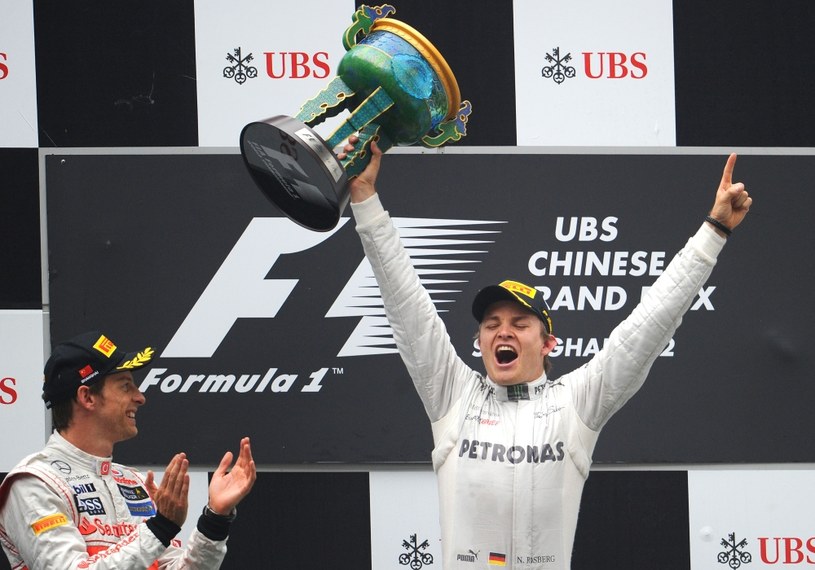 Nico Rosberg triumfuje w Szanghaju /AFP