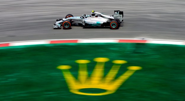 Nico Rosberg w czasie treningu na torze Sepang /SRDJAN SUKI /PAP/EPA