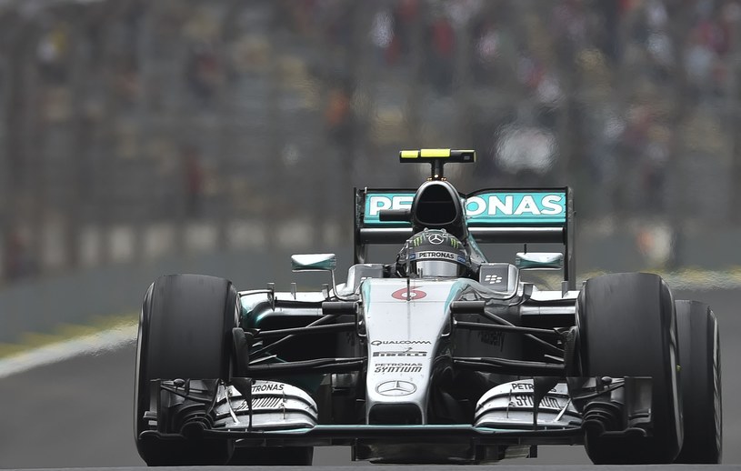 Nico Rosberg w swoim bolidzie, podczas kwalifikacji na torze Interlagos /AFP