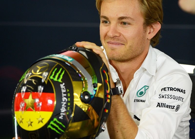 Nico Rosberg z kaskiem, na którym umieścił flagę niemiecką i cztery gwiazdki /BERND WEISSBROD /PAP/EPA