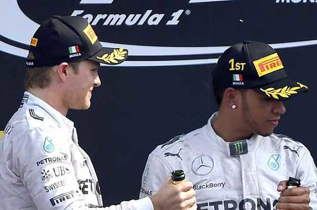 Nico Rosberg (z lewej)  i  Lewis Hamilton. Panowie nie za bardzo się lubią /AFP