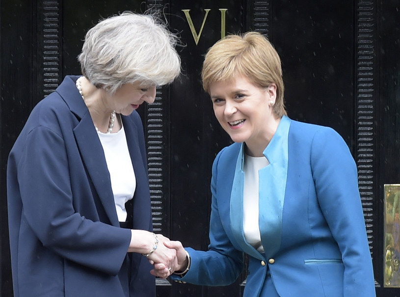 Nicola Sturgeon i Theresa May /AFP