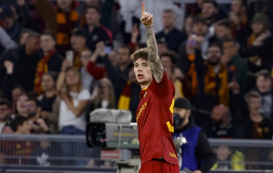 Nicola Zalewski podczas meczu z Sassuolo /Fabio Frustaci /PAP/EPA