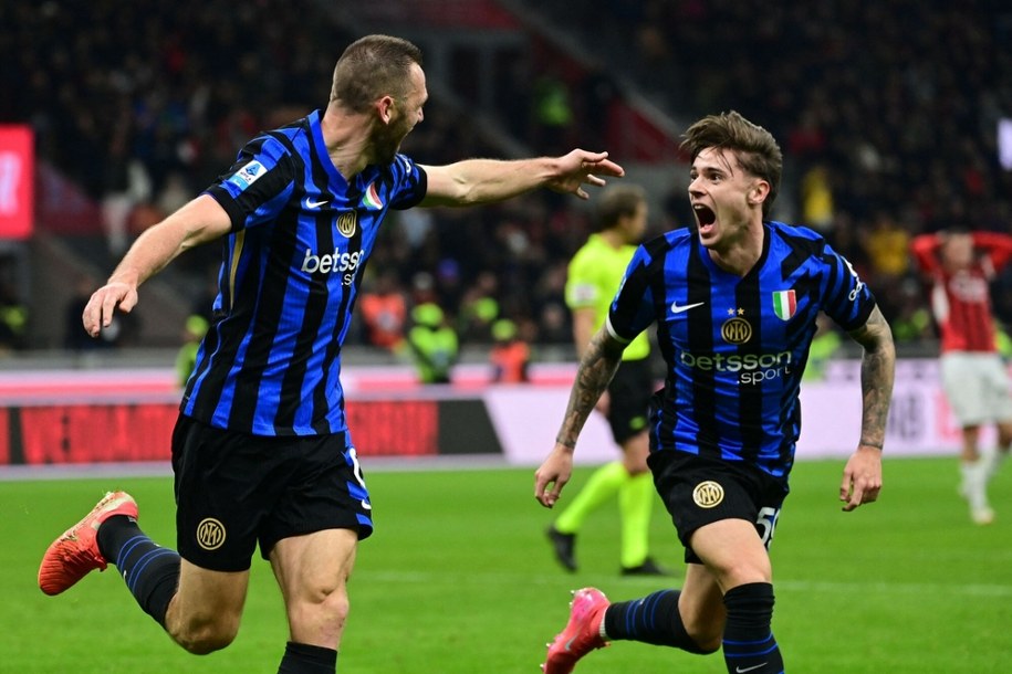 Nicola Zalewski (z prawej) i Stefan de Vrij cieszą się po golu dla Interu w meczu z Milanem /Piero CRUCIATTI /AFP/EAST NEWS