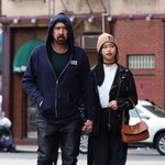 Nicolas Cage z młodziutką partnerką na spacerze