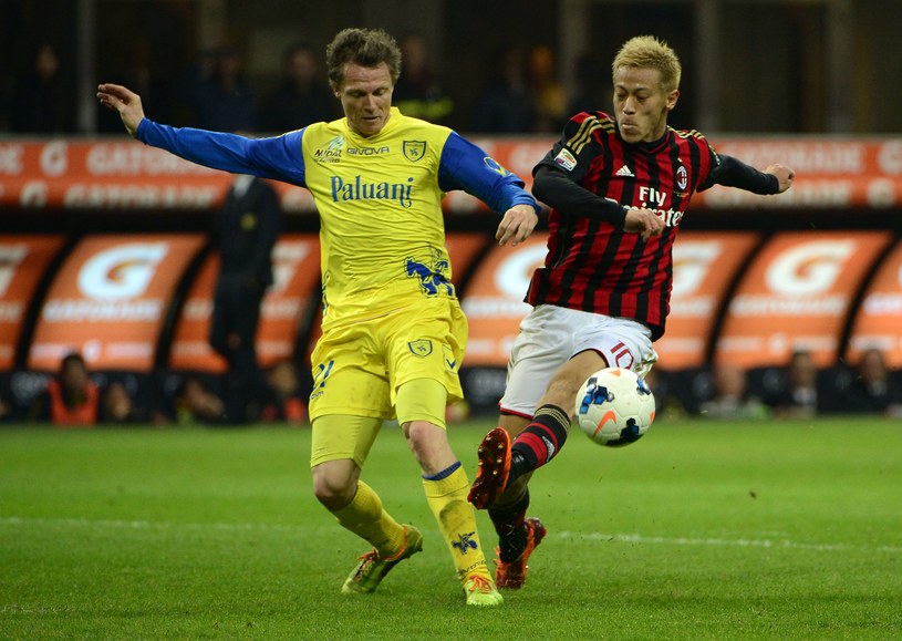 Nicolas Frey (z lewej) podczas meczu z Milanem /AFP