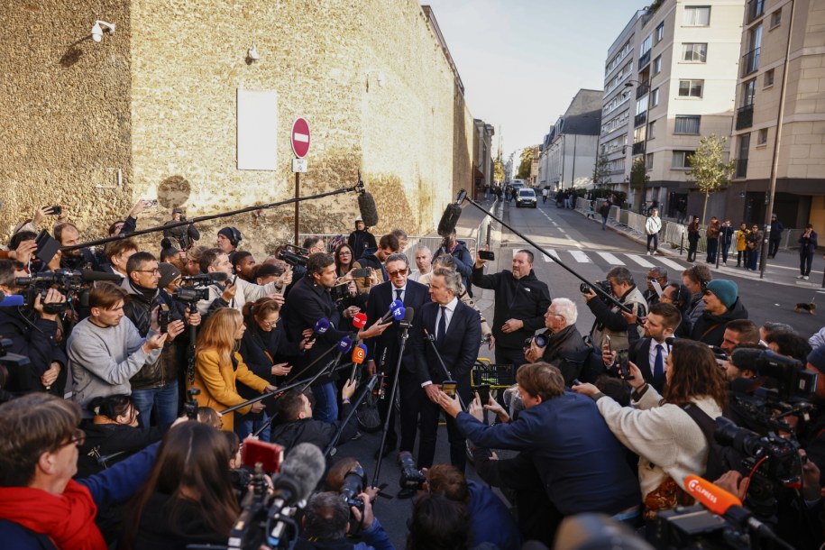 Nicolas Sarkozy i jego adwokat w tłumie dziennikarzy przed budynkiem więzienia /YOAN VALAT  /PAP/EPA