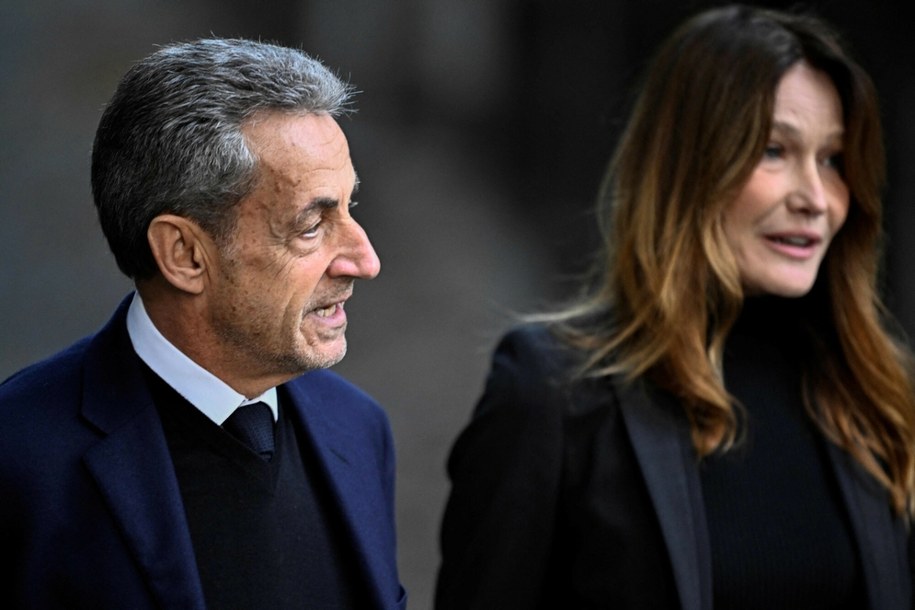 Nicolas Sarkozy i jego żona Carla Bruni /JULIEN DE ROSA / AFP /East News
