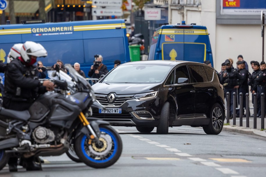 Nicolas Sarkozy opuścił więzienie w policyjnej eskorcie /CHRISTOPHE PETIT TESSON /PAP/EPA