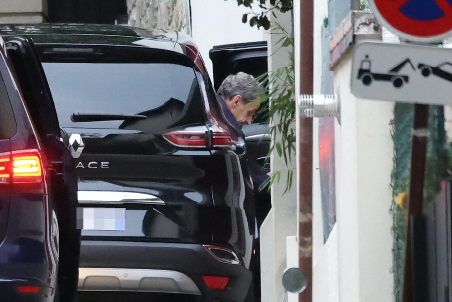 Nicolas Sarkozy wysiada z samochodu przed swoim paryskim domem /Jumeau Alexis/ABACA/Abaca /East News