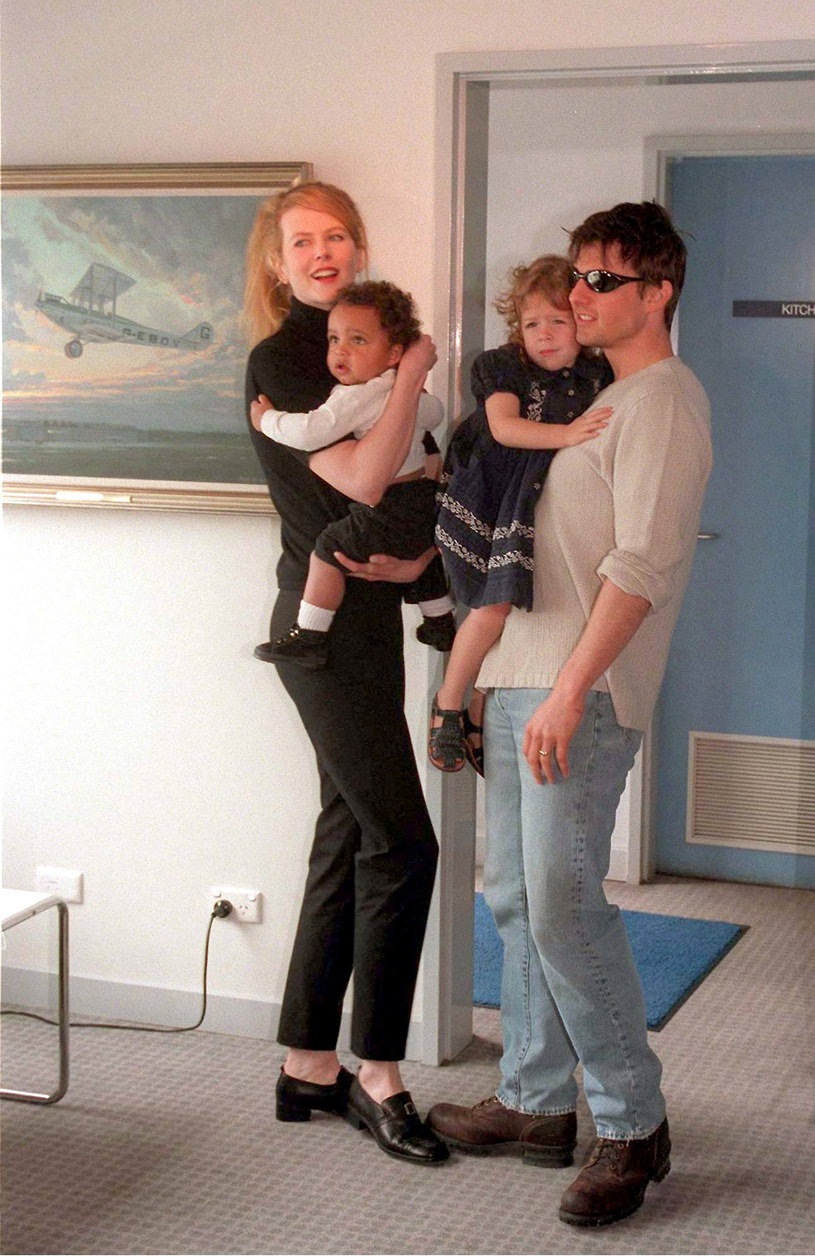 Nicole Kidman i Tom Cruise z dziećmi, 1996 rok /Patrick Riviere /Getty Images