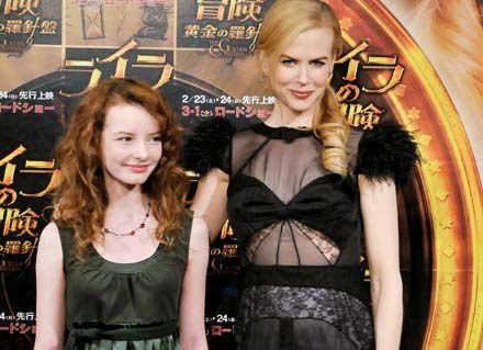 Nicole Kidman z nastoletnią partnerką ze "Złotego kompasu" - Dakotą Blue Richards /AFP