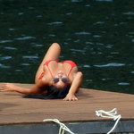 Nicole Scherzinger w skąpym bikini wygrzewa się na pomoście