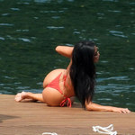 Nicole Scherzinger w skąpym bikini wygrzewa się na pomoście