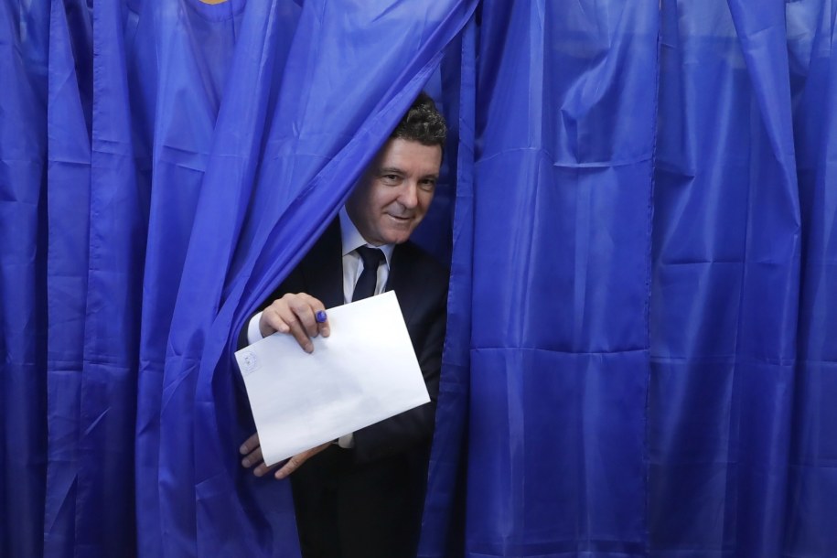 Nicusor Dan w lokalu wyborczym /BOGDAN CRISTEL /PAP/EPA