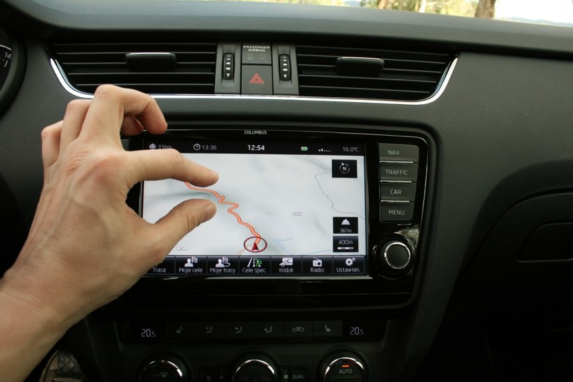 Niczym w iPadzie, skalę mapy nawigacji można zmieniać za pomocą ruchu palców. Działa z pewnym opóźnieniem, ale to wygodne rozwiązanie. /Motor