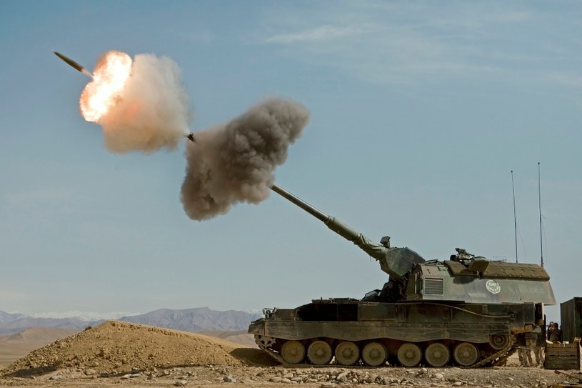 Niderlandzka Panzerhaubitze 2000 oddająca strzał w Afganistanie /Wikipedia
