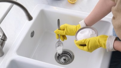 Nie agresywna chemia ani hydraulik. Oto dobry sposób na zatkany zlew